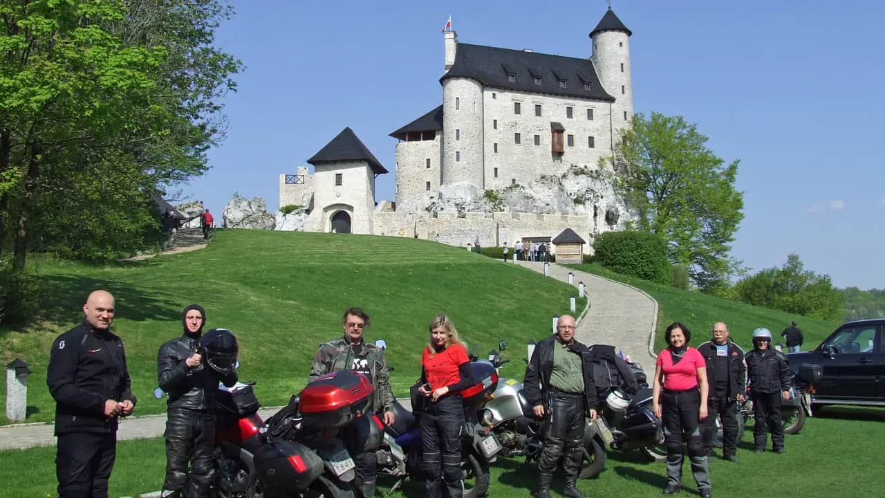 Najlepsze trasy motocyklowe z Krakowa: Jura, Beskidy, Ojców