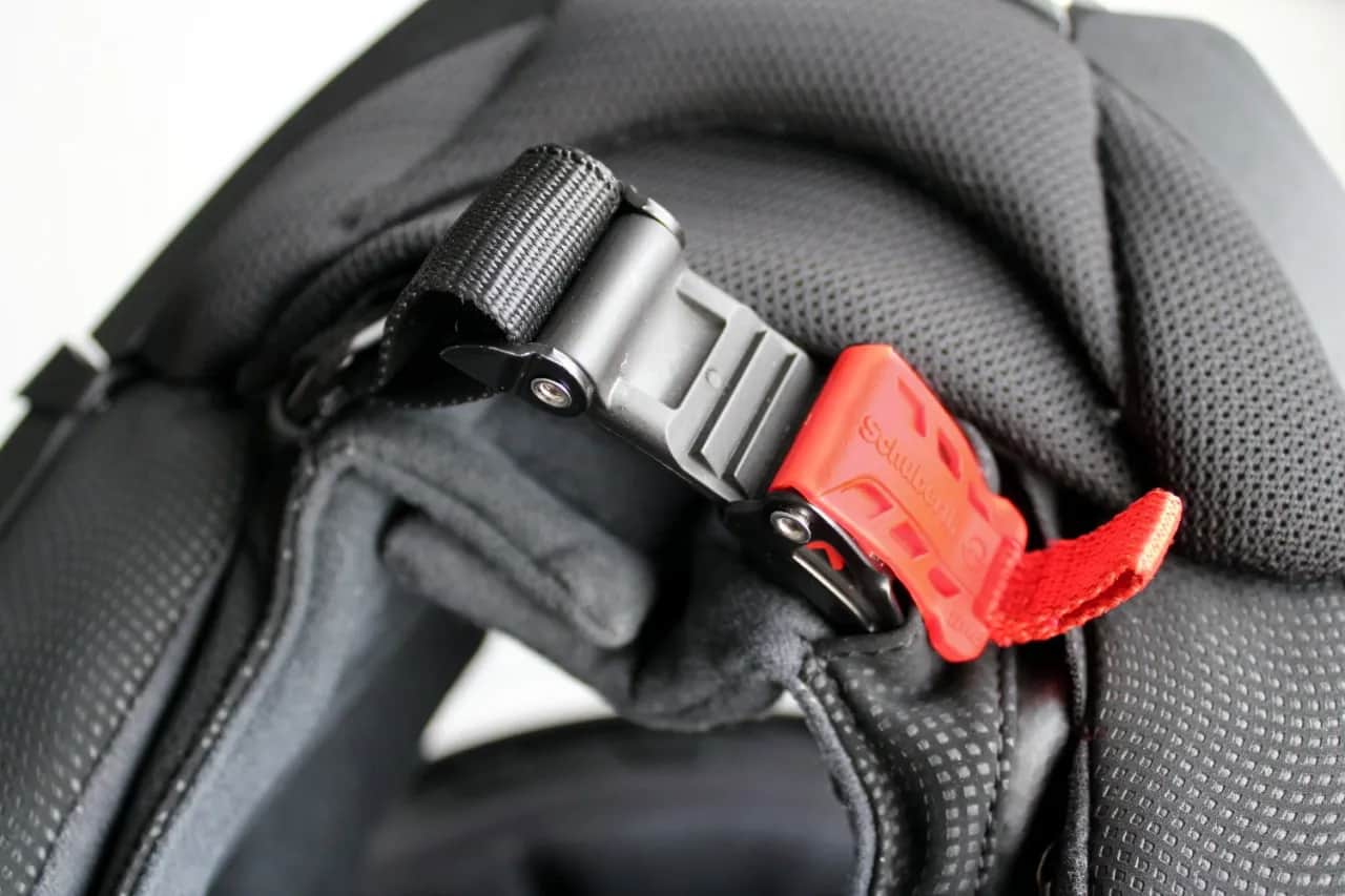 Jak prawidłowo zapiąć kask motocyklowy? Sekrety DD i Microlock.