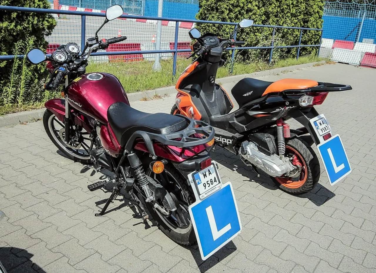 Prawo jazdy AM: Pełny koszt motoroweru. Uniknij ukrytych opłat!