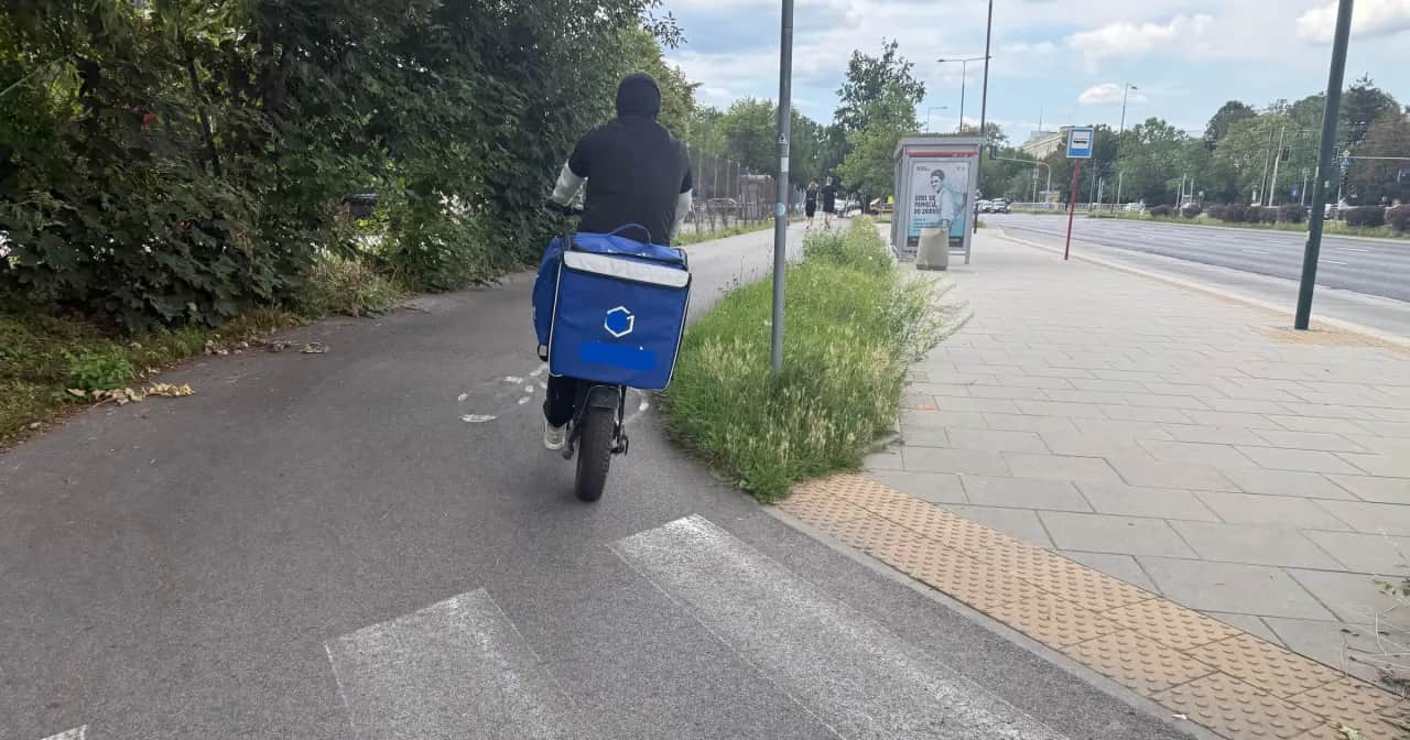 Motorower na drodze dla rowerów? Uniknij mandatu i zagrożeń!