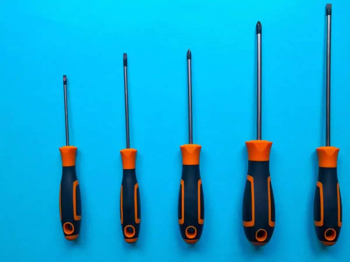 Nie niszcz śrub! Jak wybrać idealne wkrętaki do warsztatu?