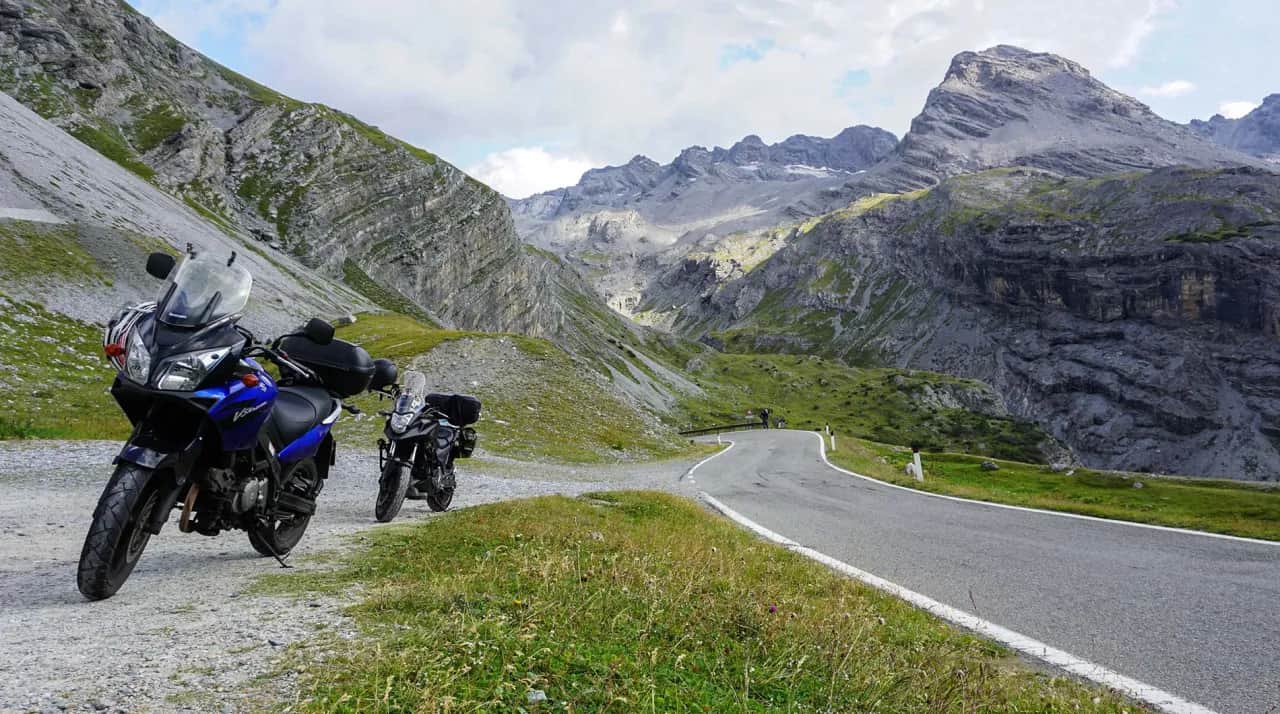 Alpy motocyklem: Planuj podróż marzeń! Trasy, koszty, porady