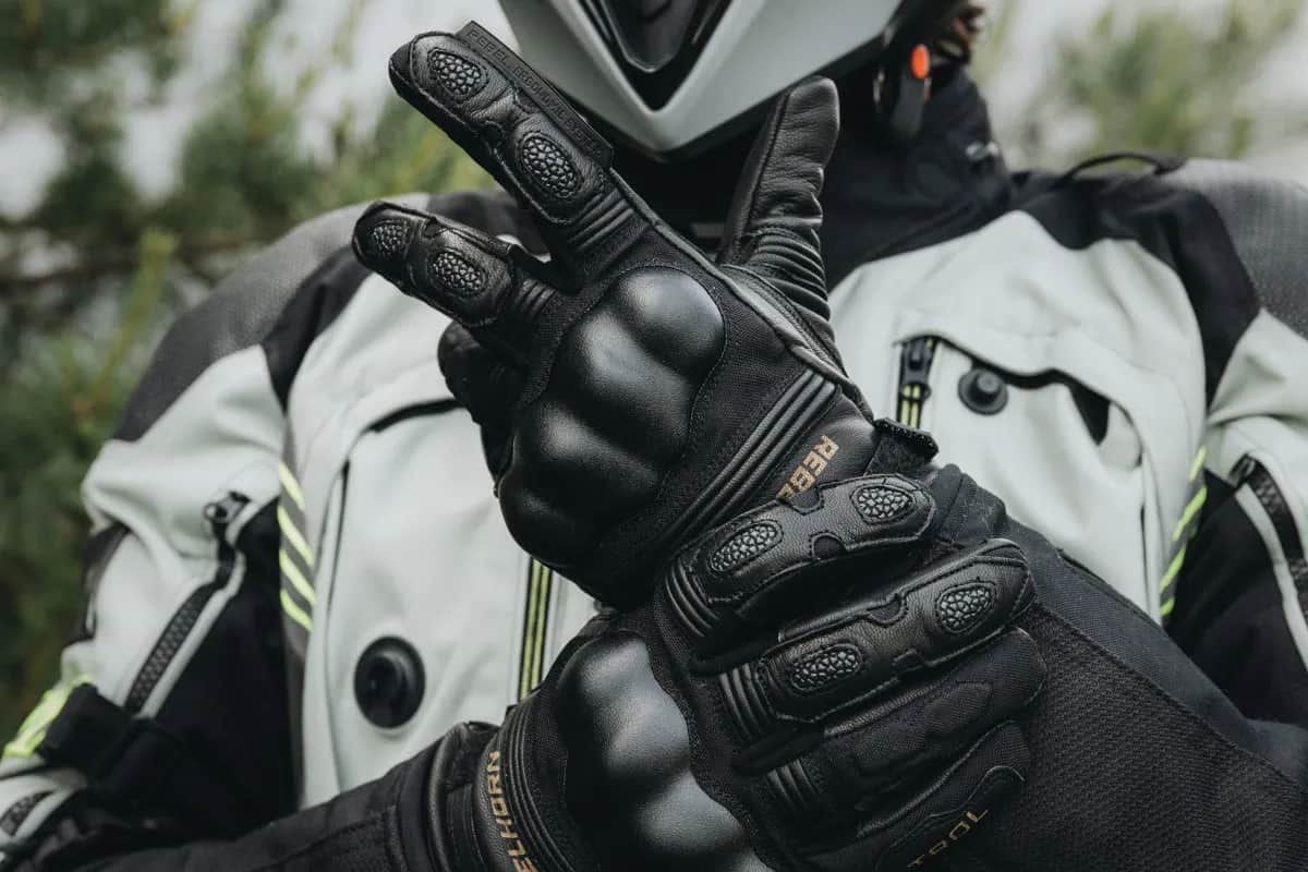 Za ciasne rękawice motocyklowe? Rozciągnij je bezpiecznie!