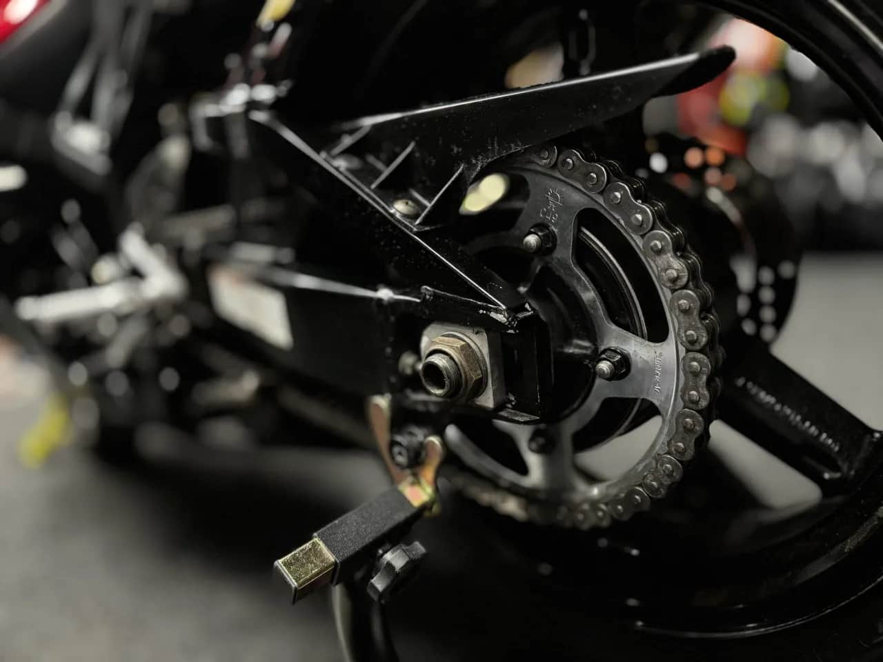 Czyszczenie łańcucha motocyklowego: Jak nie zniszczyć uszczelnień?