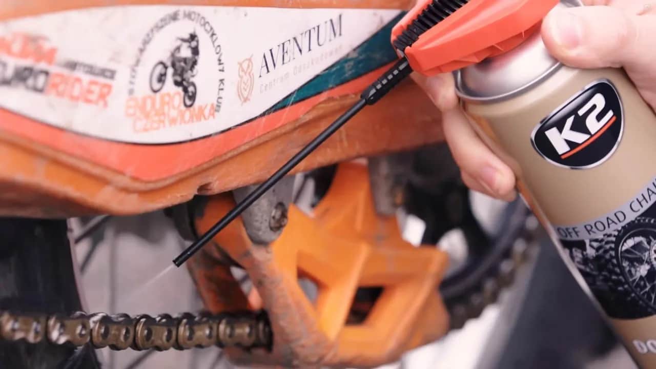 Perfekcyjne smarowanie łańcucha motocyklowego: Czy robisz to dobrze?