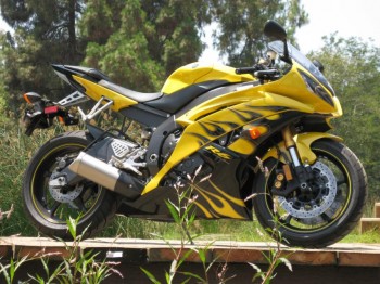 yzf r6 yellow flame.JPG